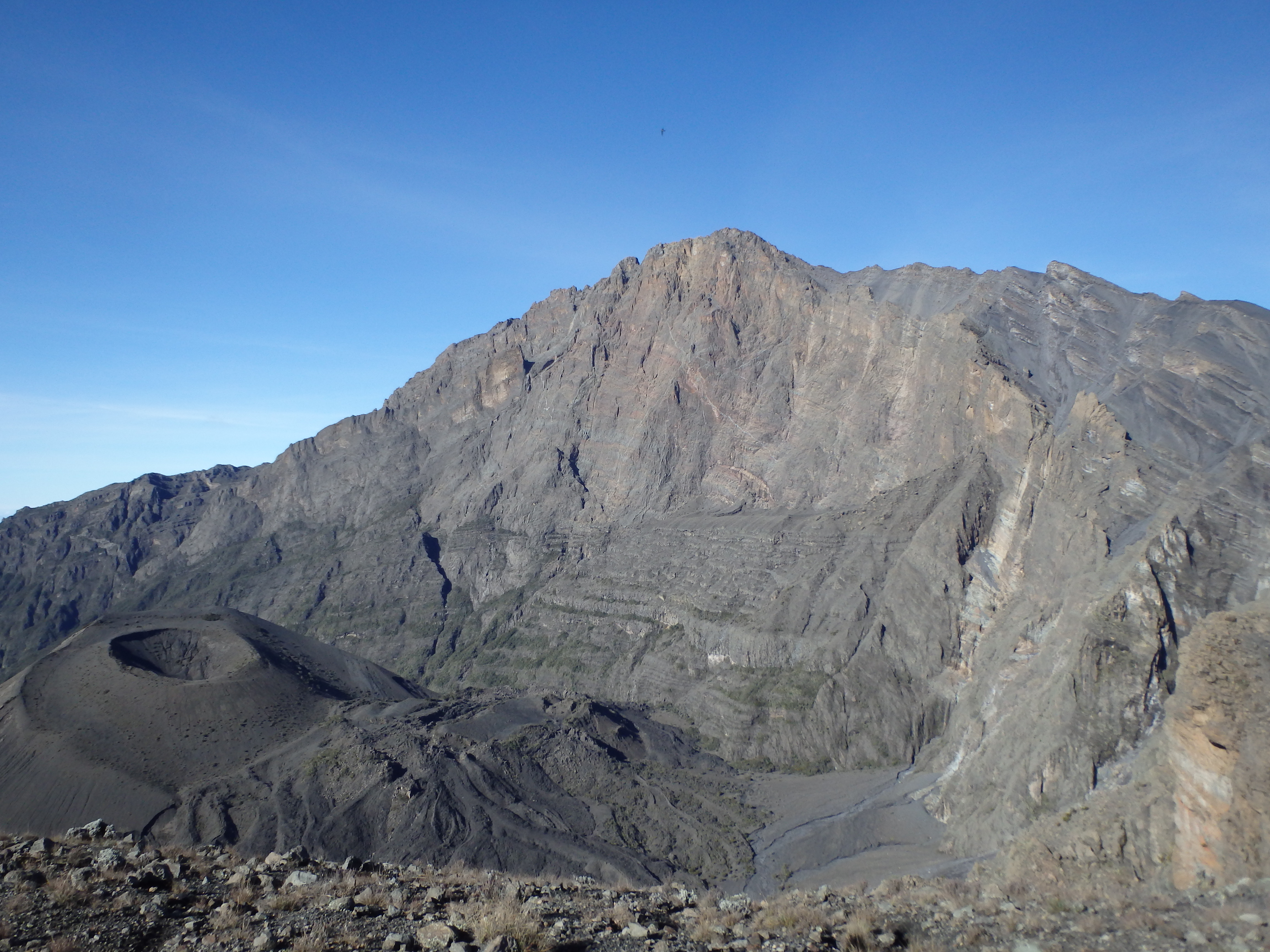 Гора меру. Национальный парк Аруша гора меру. Гора меру Танзания. Mount Meru. Гора меру фото.